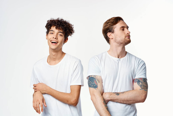 смішні два чоловіки в білих футболках стоять поруч ізольований фон
 - Фото, зображення