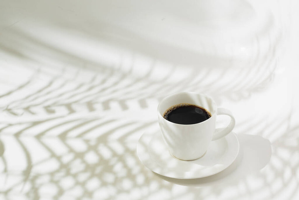 Caldo caffè nero e foglia di palma silhouette - Foto, immagini