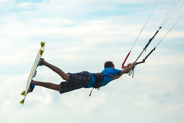 Kitesurf, Kiteboarding en una isla exótica temática fotos de acción. - Foto, Imagen