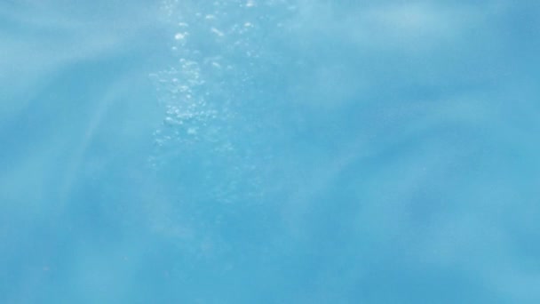 Hava ve baloncuklu mavi su. Stok görüntüleri. Hava akımları, parlak mavi sulara daldırılır. Kabarcıklı mavi inci suyu - Video, Çekim