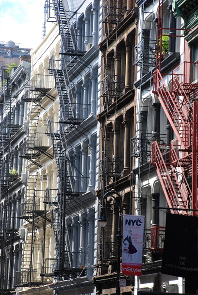 NEW YORK CITY, UNITED STATES - Sep 17, 2007: Exterior view of typical New York City houses with fire escapes, Manhattan - Foto, Imagem