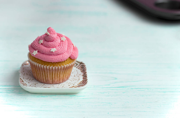 muffini lila väri kerma koristeltu syötävä helmiä - Valokuva, kuva