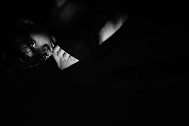 Темный портрет красавца, высокий, темный и красивый, черно-белый, Став Харат - Фото, изображение