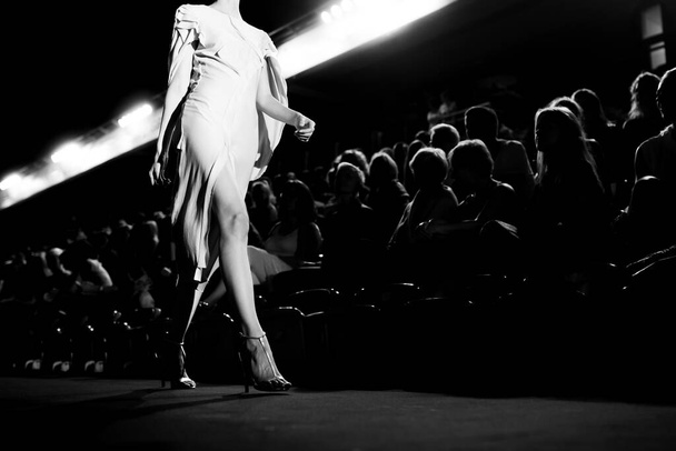 Moda podyumu defilesi, gösteri finalinde manken yürüyüşü. Moda haftası temalı fotoğraf. - Fotoğraf, Görsel