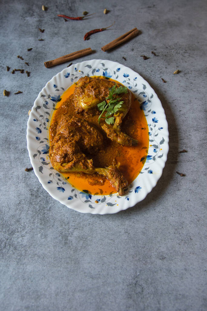 Popular plato indio mughal pollo chap preparado con grandes trozos de carne de pollo en salsa picante rica. Un elemento popular de la cocina mughal. Vista superior. - Foto, Imagen