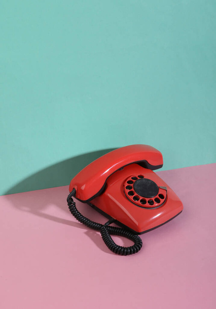 Kreatív retro 80-as évek csendélet. Retro forgó telefon rózsaszín kék pasztell háttér. Minimalizmus. Trendi árnyék. - Fotó, kép