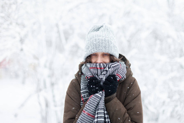 Šťastná atraktivní žena v teplém oblečení v zimě zasněžené počasí venku - Fotografie, Obrázek