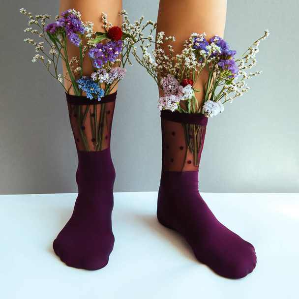 Polkadot púrpura Calcetines con flores - Foto, imagen