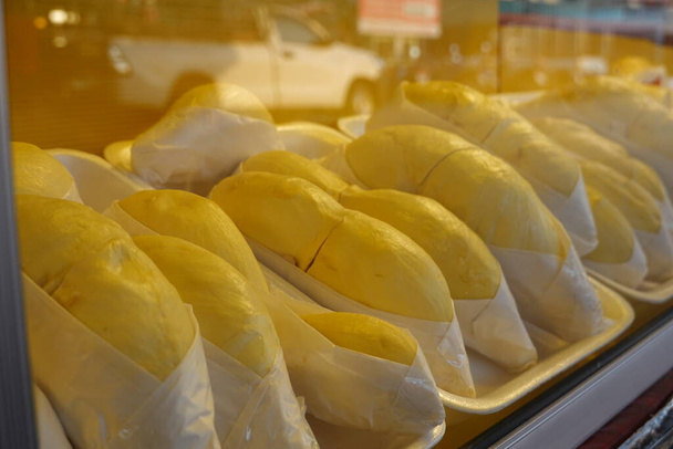 durian fruits dans les emballages en vente sur le marché, durian jaune dans l'emballage comme fruits de saison de la Thaïlande.  - Photo, image