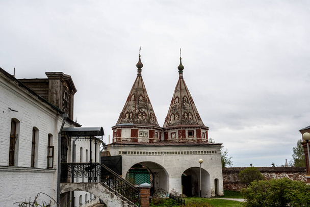paisagem urbana do centro da cidade velha de Suzdal com igrejas e templos após a chuva - Foto, Imagem