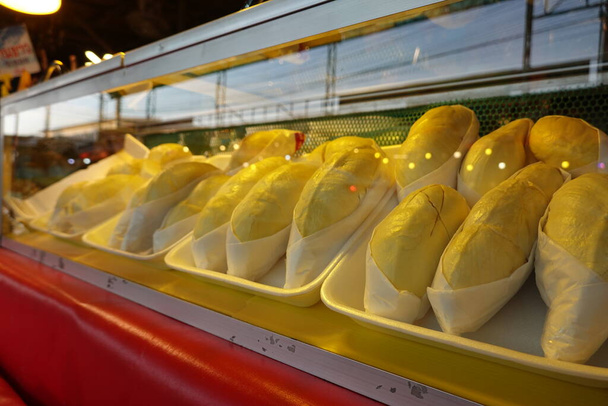 durian ovoce v baleních v prodeji na trhu, žlutý durian v balení jako sezónní ovoce Thajska.  - Fotografie, Obrázek