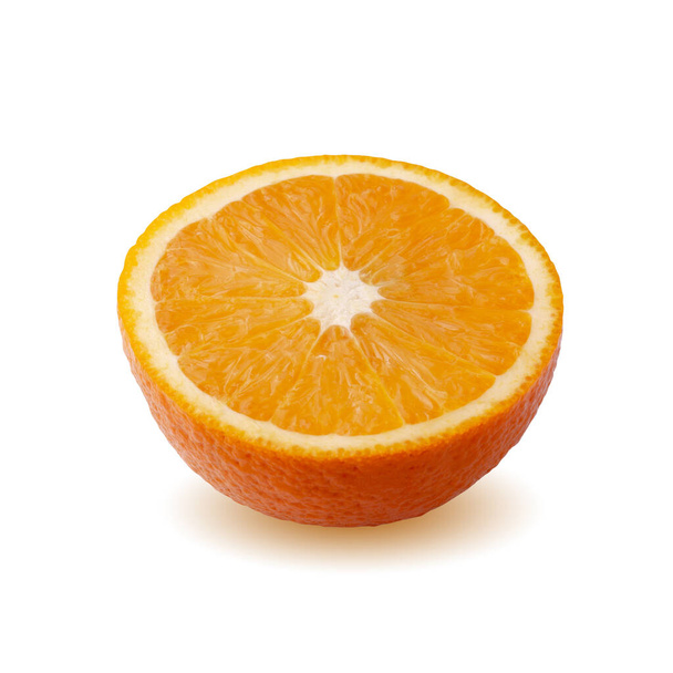 Μισή φέτα πορτοκαλιού απομονωμένη σε λευκό φόντο - Φωτογραφία, εικόνα