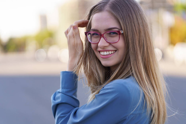 Mujer sonriente retrato en gafas - Foto, imagen