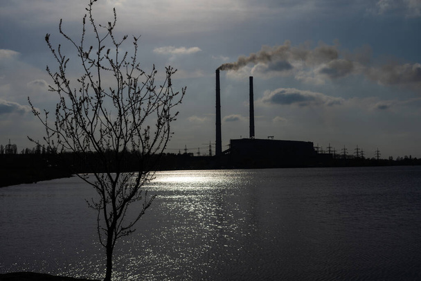 Панорамный вид на Лукомльскую ГРЭС. Трубы с дымом электростанции. Экологическая проблема. Загрязнение окружающей среды. - Фото, изображение
