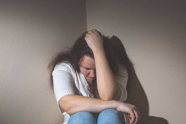 Jonge vrouw die lijdt aan een ernstige depressie en angst, psychiatrisch probleem na covid-19 - Foto, afbeelding