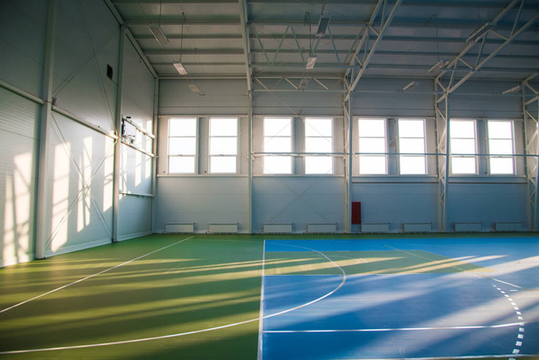 Iskola tornaterem. Kosárlabda, röplabda és sport játszótér - Fotó, kép