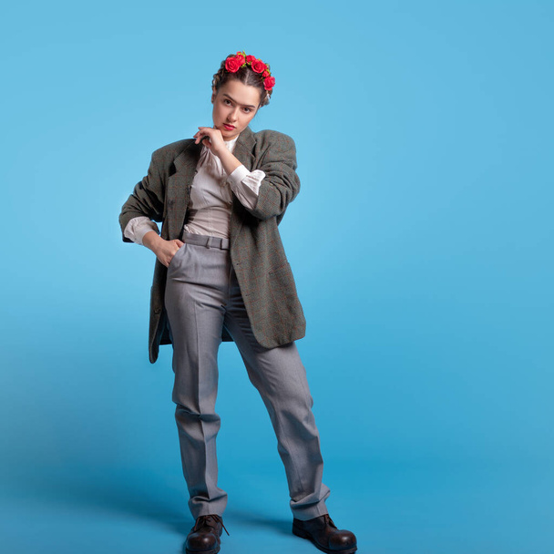 A young woman in a mens suit, gender neutral style. - Foto, afbeelding