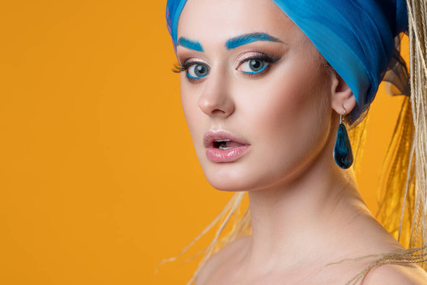 Творческий макияж с яркими голубыми бровями и синей подводкой для глаз, - Фото, изображение