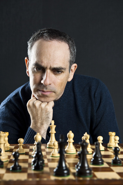 Man at chess board - Fotoğraf, Görsel