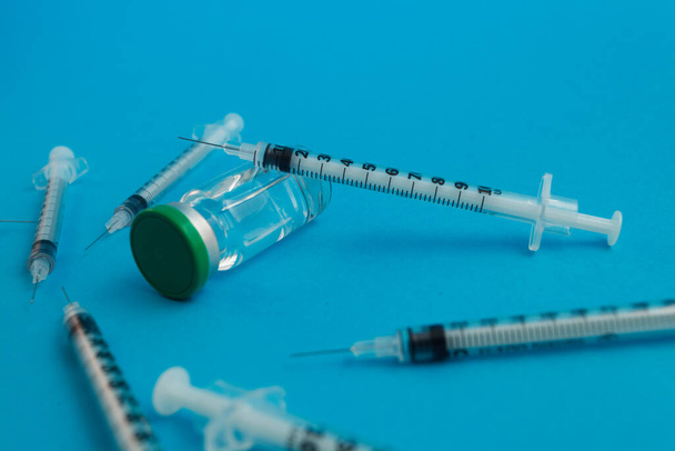syringe ampoule with medicine on blue background - Foto, imagen