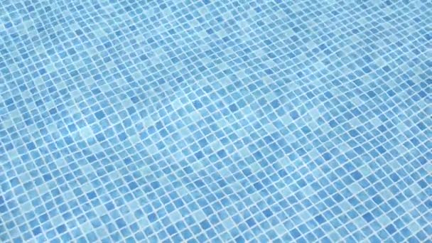 Καθαρό μπλε νερό στην πισίνα με φωτεινές αντανακλάσεις - Πλάνα, βίντεο