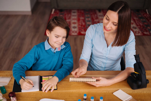 Lernen zu Hause, Frau und Junge lernen am Tisch - Foto, Bild