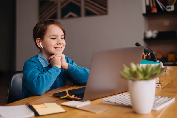 Online tanulás, fiú laptopot használ az óráihoz - Fotó, kép