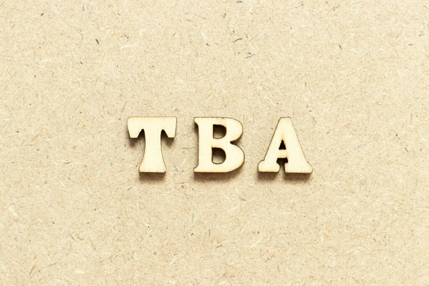 Písmeno abecedy ve slově TBA (zkratka bude oznámena) na pozadí dřeva - Fotografie, Obrázek
