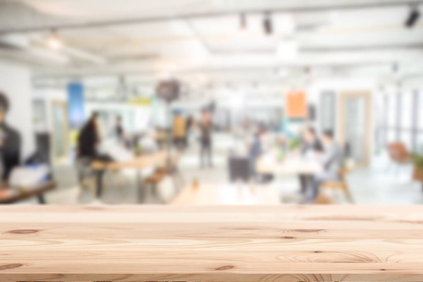 rozmycie nowoczesnej powierzchni roboczej biuro biznesowe z drewnianym stołem dla produktów reklama montaż tła. - Zdjęcie, obraz