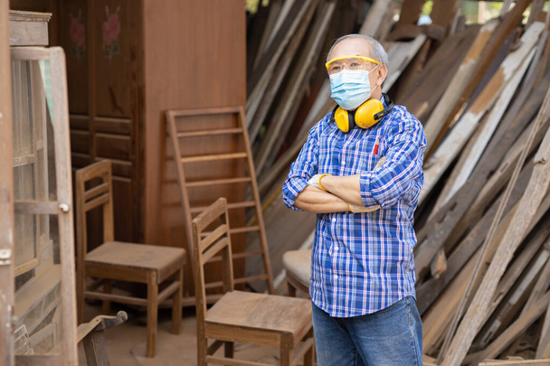 Portré idősebb fából készült munkás hobbi a jó nyugdíjazás, ázsiai férfi érett professzionális mester fából készült bútorok fából készült ember. - Fotó, kép