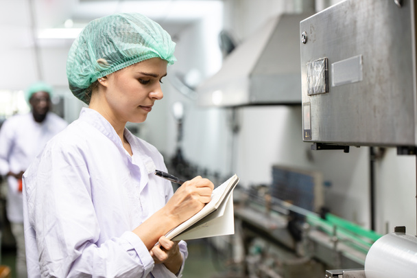 Контроль якості та безпека харчових продуктів кавказькі жінки-працівниці перевірка стандарту продукту в харчовій та питній виробничій лінії заводу
. - Фото, зображення