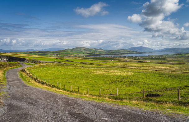 Carretera de campo que conduce desde Kerry Cliffs a Portmagee village, Irlanda - Foto, Imagen