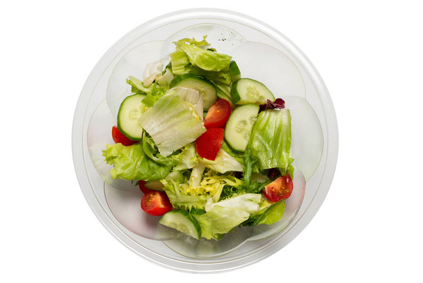 Salade met verse groenten geïsoleerd op een witte achtergrond. Bovenaanzicht.  - Foto, afbeelding