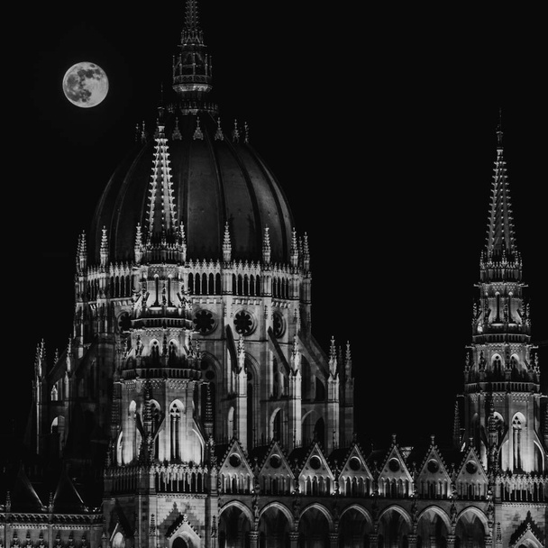 Parlement de Budapest et pleine lune - Photo, image