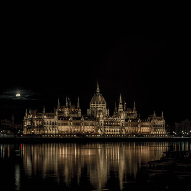 Palais du Parlement hongrois la nuit - Photo, image