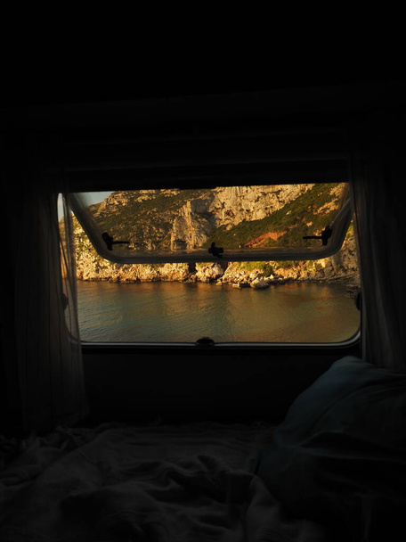 widok cala granadella z okna kampera - Zdjęcie, obraz