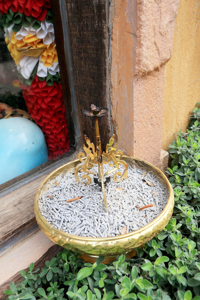 Bastoncini di incenso che bruciano e un altare in giardino
 - Foto, immagini
