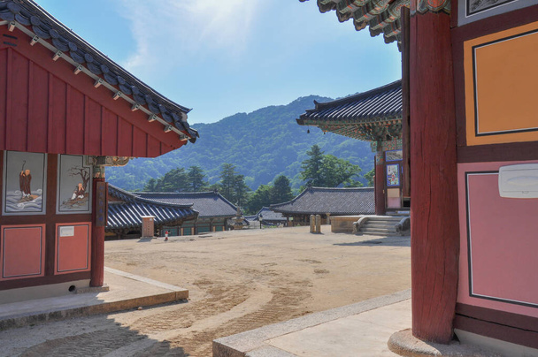 Temple bouddhiste coréen de la dynastie Silla. Vue sur cour avec bâtiments traditionnels. Temple Haeinsa, Mont Gaya, Parc National de Gayasan, Corée du Sud. - Photo, image