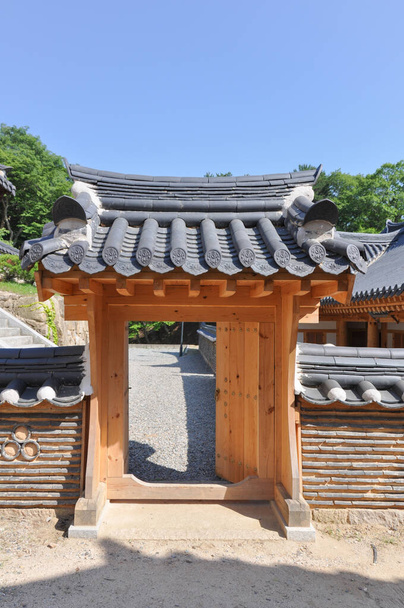 Koreai buddhista templom a Silla dinasztia idejéből. Hagyományos kapu templomépületekkel mögötte. Haeinsa templom, Gaya hegy, Gayasan Nemzeti Park, Dél-Korea. - Fotó, kép