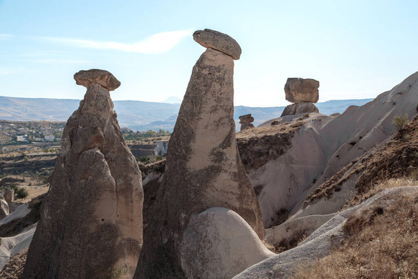 URGUP, TURQUIA - 4 DE OUTUBRO DE 2020: Estas são as fabulosas rochas da Capadócia. - Foto, Imagem