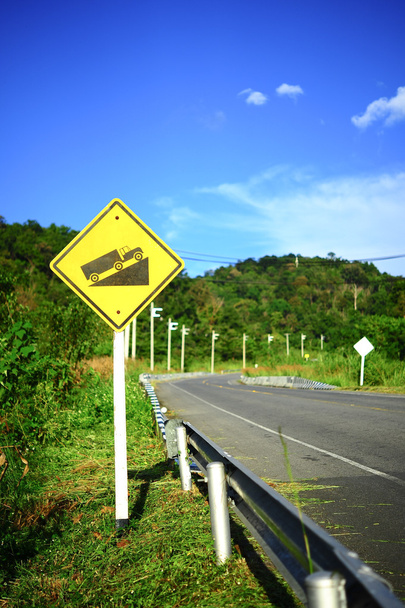 Panneau de circulation en pente raide sur la route en Thaïlande
 - Photo, image