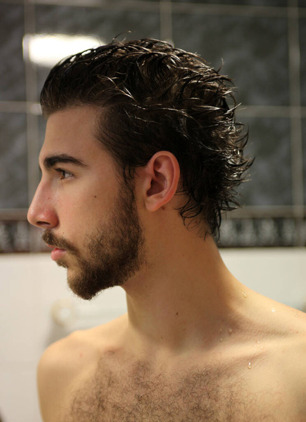 Modelo masculino atraente com cabelo curto posando em estúdio em fundo isolado. Estilo, tendências, conceito de moda. - Foto, Imagem