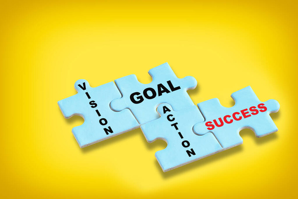 Akcja cel wizji i sukces na niebieskim puzzle na żółtym tle. Strategia biznesowa z koncepcją planowania i motywacja z pomysłem inspiracji - Zdjęcie, obraz
