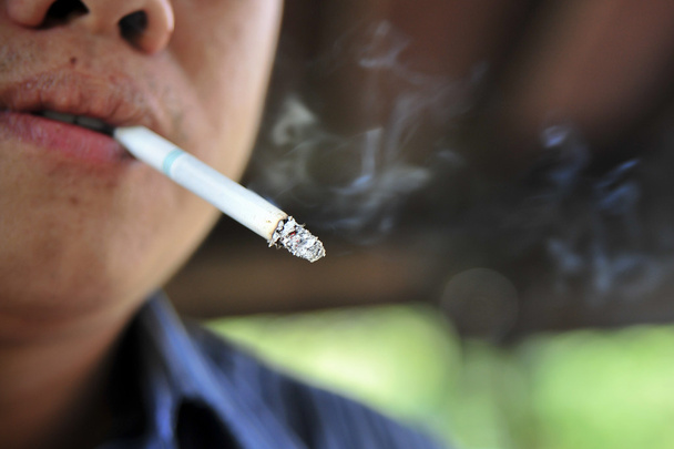 Homem fumando cigarro, close-up
.  - Foto, Imagem
