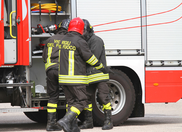 ιταλική πυροσβέστες κοντά σε φωτιά φορτηγό με την προετοιμασία για να σβήσει το - Φωτογραφία, εικόνα
