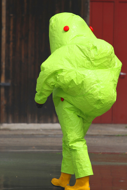 Muž se žlutým obleku a dýchacím přístrojem vstoupit contam - Fotografie, Obrázek