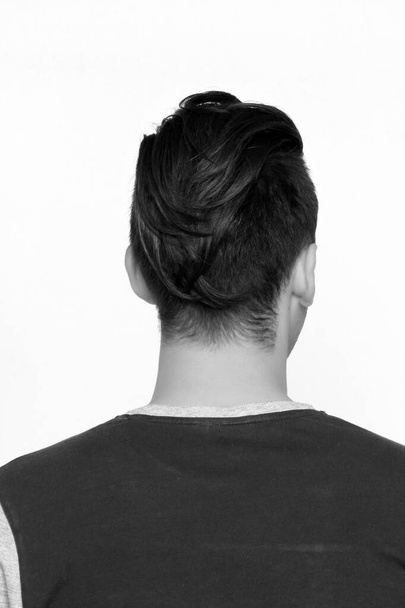 Modèle masculin attrayant avec les cheveux courts posant en studio sur fond isolé. Style, tendances, concept de mode. - Photo, image