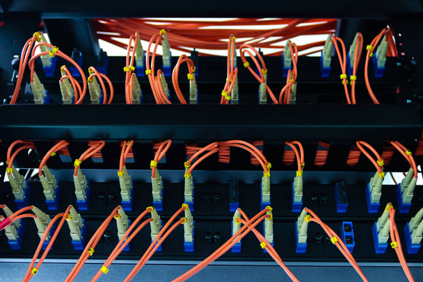 sieć kablowa, kabel światłowodowy do przełączania portu w serwerowni, Zarządzanie siecią Concept - Zdjęcie, obraz