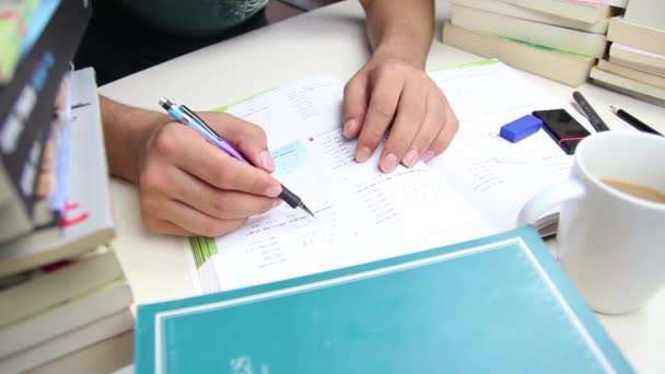 Estudiante escribiendo tarea de educación - Metraje, vídeo