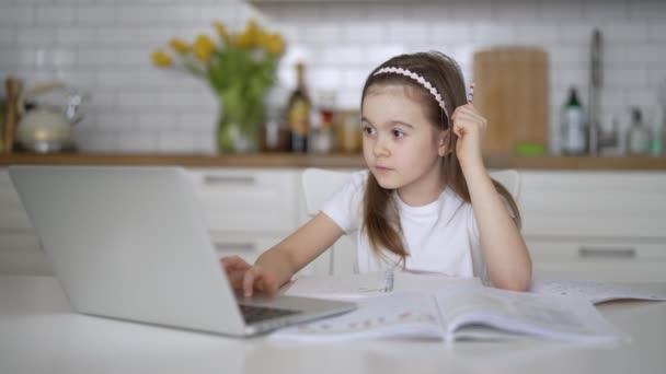 Chica usando el ordenador portátil durante los estudios en línea - Imágenes, Vídeo